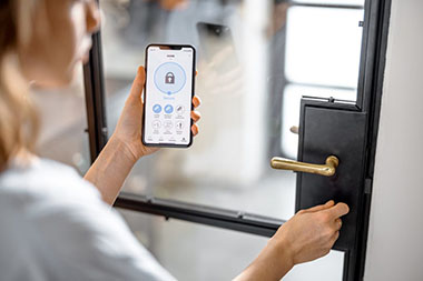 smartphone-with-launched-application-for-alarm-security-1024×683
